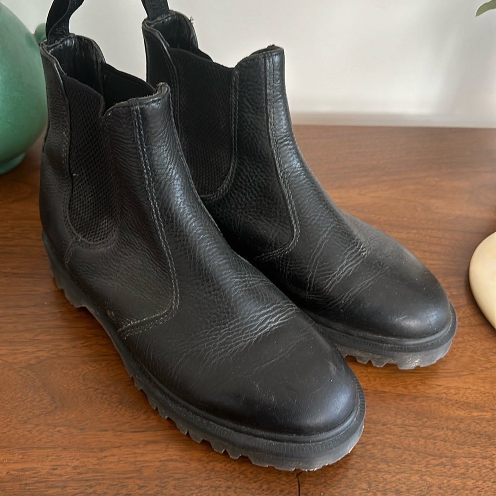 Dr. Martens 2976 size 7 US/38 EU black textured Chelsea ankle boots inuck
